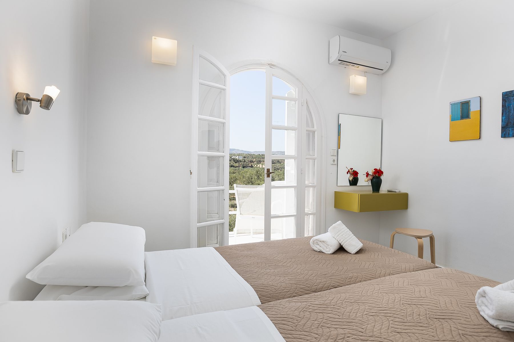 Modernist Apartment with Spa Bath