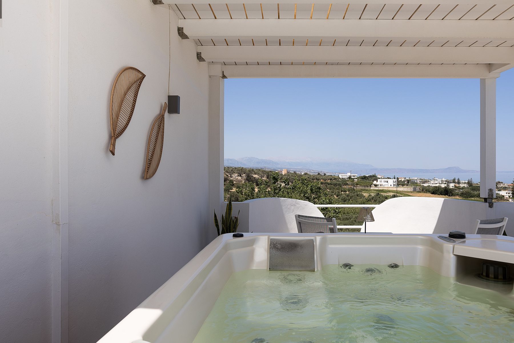 Outdoor Modernist Apartment with Spa Bath