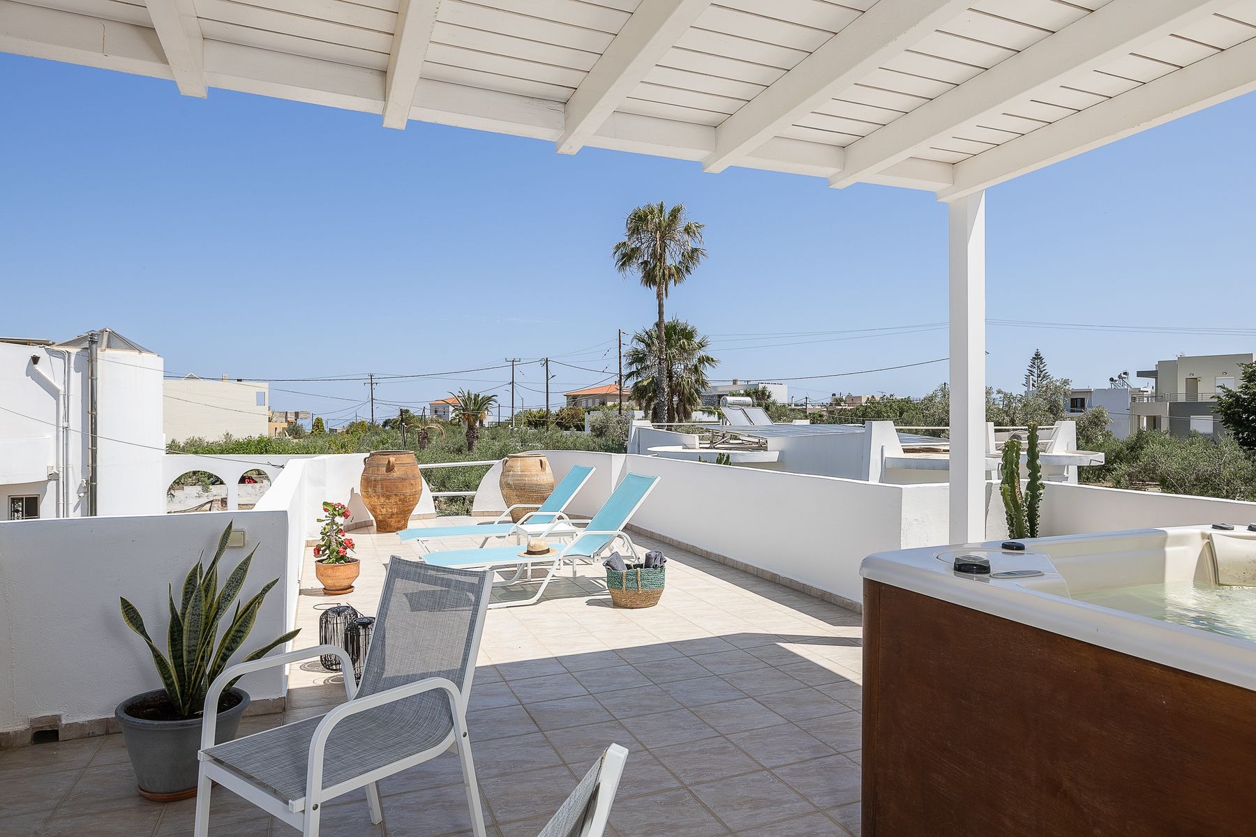 Outdoor Modernist Apartment with Spa Bath