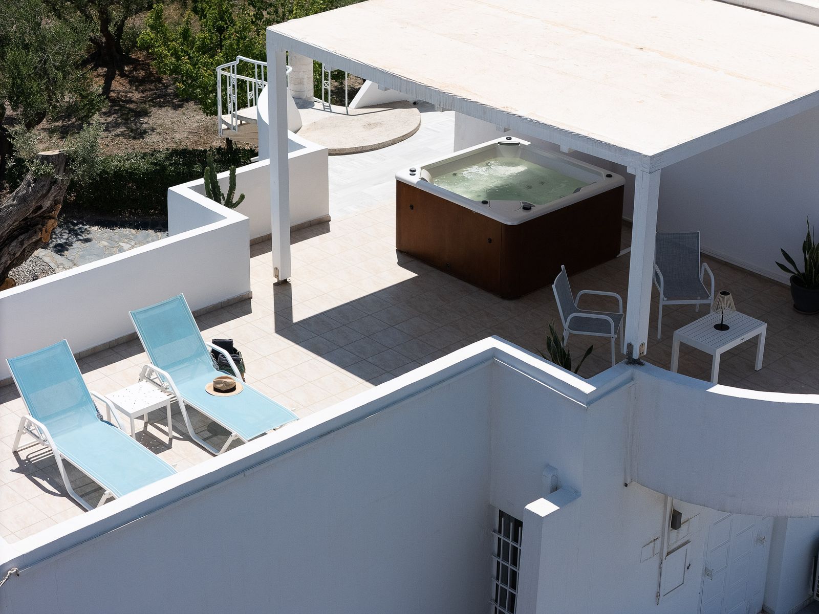 Outdoor Modernist Apartment with Spa Bath