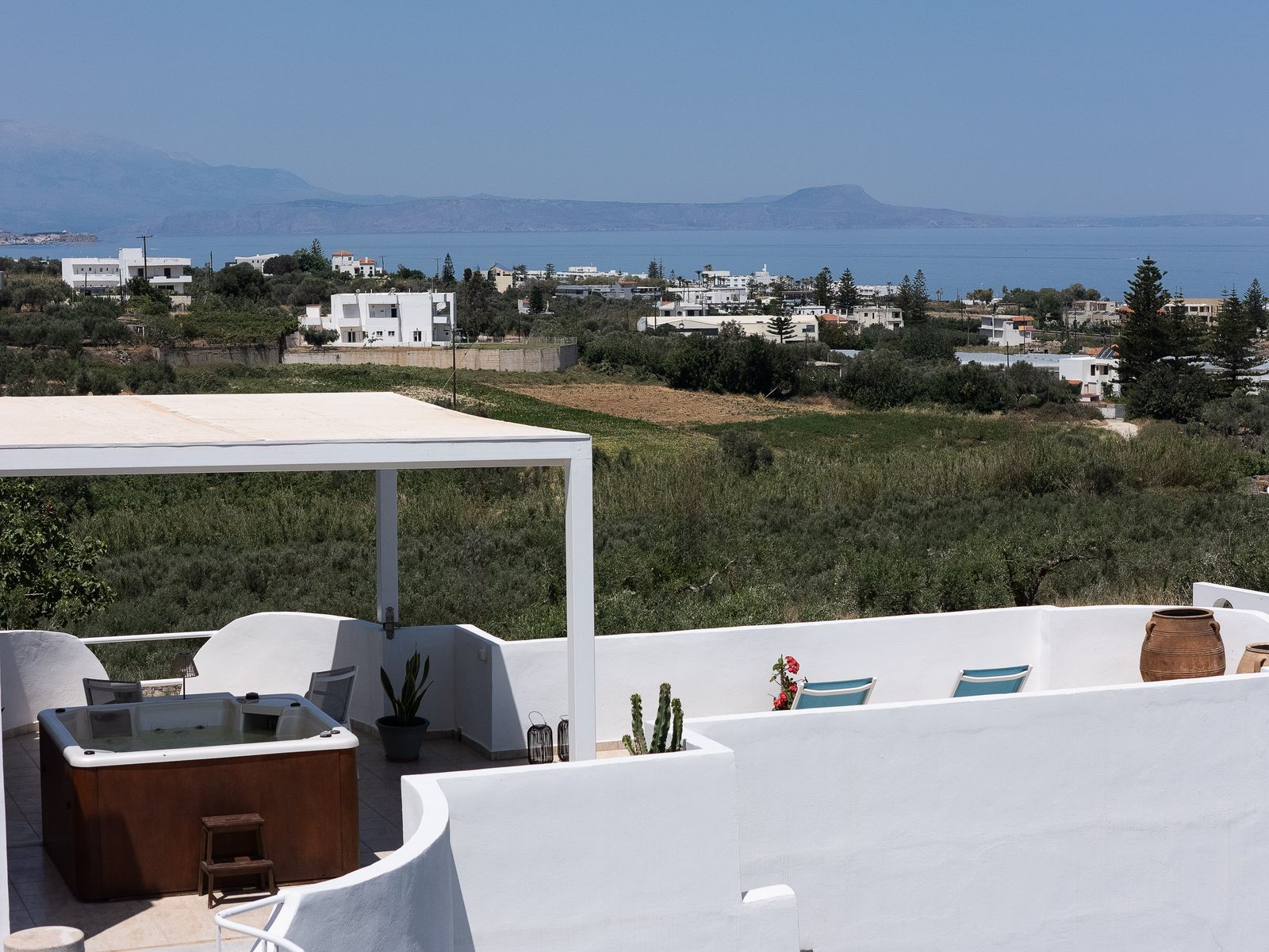 Outdoor Modernist Apartment with Spa Bath