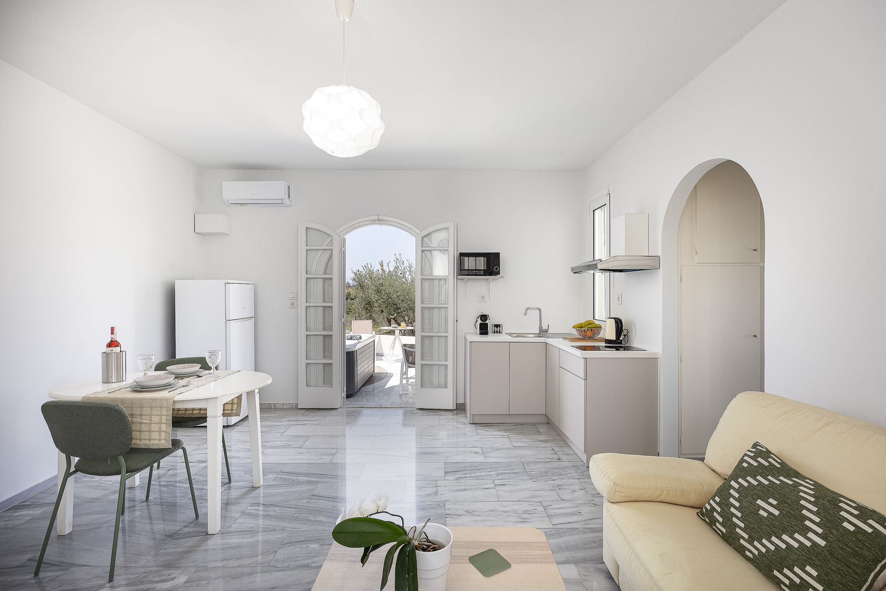 Modernist Suite With Spa Bath